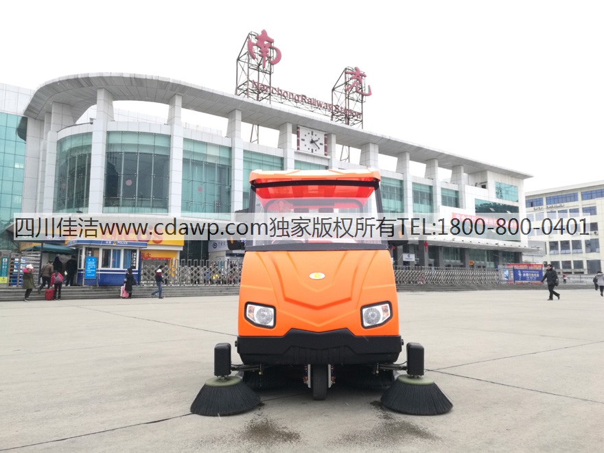 南充市火車站廣場(chǎng)采購V6電動(dòng)掃地車